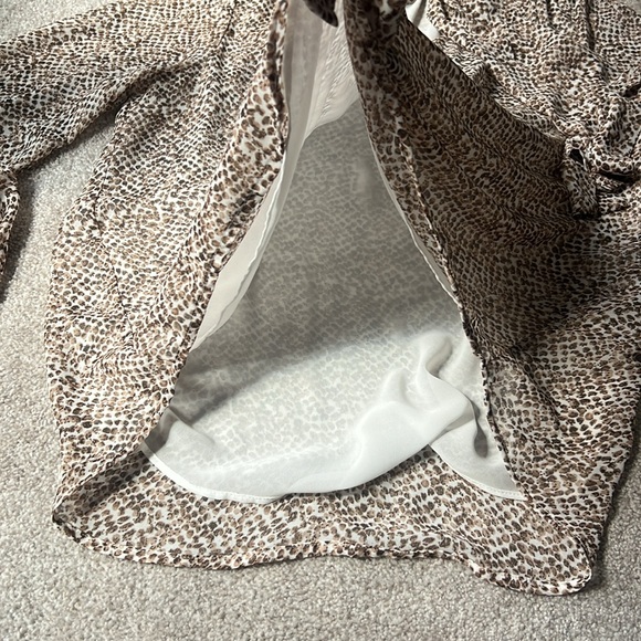 DR2 Size L Animal Print Tie neck blouse V-neck button front brown and tan 12/14 - Picture 7 of 11